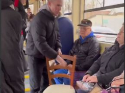 Просто мест не хватает: в Краснодаре парень сел в трамвай с собственным стулом