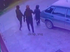 Перехитрил и сбежал: полиция Краснодара ищет мужчин, которые звали мальчика прокатиться на авто