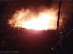 Ураганный ветер разносил огонь в поле под Новороссийском