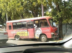 В Краснодаре водитель маршрутки потерял управление и вылетел на встречную полосу