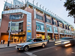 В Краснодаре вор ударил ножом охранника ТЦ «Галерея», пол залило кровью