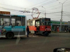 «Битва титанов»: в Краснодаре не поделили дорогу автобус и трамвай