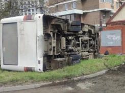 Минимум 3 пассажира рухнувшего на бок автобуса пострадали в Краснодаре