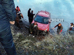 Спасатели Кубани подняли из реки тела погибших, из упавшего в реку джипа