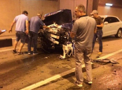 В сочинском тоннеле в страшной аварии людей зажало в машинах