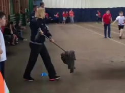 «Стабильность протекла»: Школьники занимаются на мокром полу краснодарского стадиона