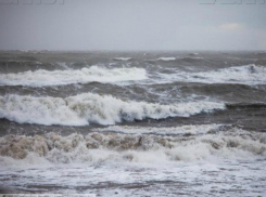 «Опасно для жизни»: в Анапе запретили купаться в море