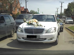 Свадебный кортеж с дерзкими водителями «на встречке» сняли на видео в Краснодаре