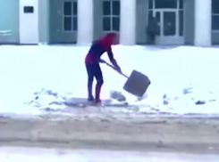 Спайдермен объявил «войну бесконечности» снегопаду в Тимашевске