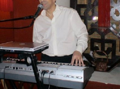 В Белореченске посетитель кафе порезал лицо музыканту