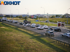 В Краснодарском крае машины попали в 20-километровую пробку с моря