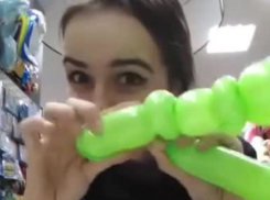 Краснодарка удивляет интернет, мастерски скручивая шары 