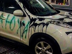 Из-за критики кафе в Новороссийске женщине на машине оставили «послание»