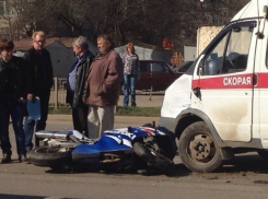 В Краснодаре «скорая» сбила мотоциклиста и оказала ему первую помощь 