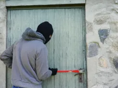 Полицейский и трое мужчин украли 26 миллионов из квартиры краснодарца