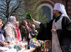 В Краснодаре церковь начала освящать пасхальные куличи и яйца 