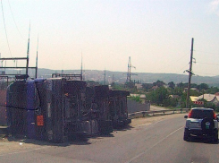  В Новороссийске перевернулась на бок фура с мазутом