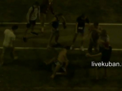 Жесткую драку из-за блондинки устроили мужчины в Краснодаре