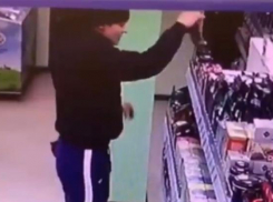 Ворующий кофе из магазина краснодарец попал на видео 