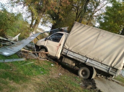  Водитель «ГАЗели» снес остановку под Краснодаром 