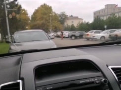 Странного мужчину с бензопилой сняли на видео в Славянске-на-Кубани