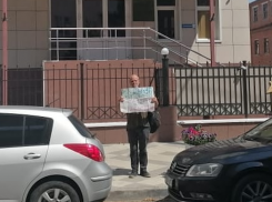 Обманутый застройщиком сирота из Краснодара восемь лет лежит под ногами у чиновников, требуя квартиру