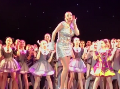 Волочкова шокировала откровенным нарядом на концерте для детей в Краснодаре 