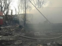 В станице Динской загорелась свалка