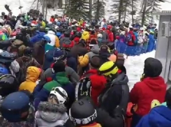 Туристы не могут выбраться со склона в Сочи