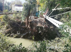 «Прошел месяц, движений ноль»: мост через реку Хероту в Сочи так и не восстановили 