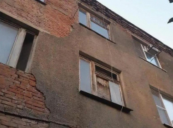 Жильцов аварийного общежития в Краснодаре продолжают выселять