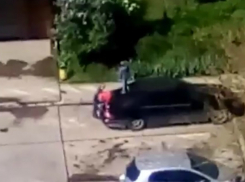 «Обезумевшие» дети разгромили чужой Мерседес в Краснодаре