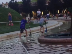 Катающиеся на самокате в фонтане дети возмутили краснодарцев 