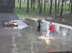 «Наглядное пособие»: школьниц, наплевавших на Вечный огонь, приглашают на экскурсию в Новороссийск