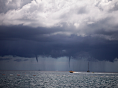 Смерчи над морем в Сочи: спасатели запретили купаться или выходить на улицу
