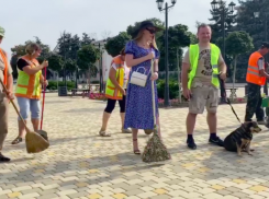 Под ритмы «Ленинграда»: мэр Тимашевска снялся в клипе с метлой