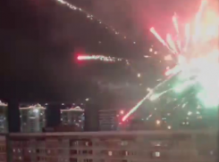В Краснодаре запустили фейерверк на спортивной площадке вблизи жилых домов