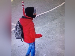 В Краснодаре нападение мужчины с ножом на девушку в лифте попало на видео