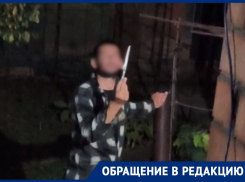 Жизнь многодетной семьи на Кубани превратилась в кошмар из-за соседа-уголовника