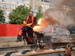 На улице Московской в Краснодаре начали укладку рельсов новой трамвайной линии