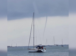 Летали матрасы: в Геленджике смерч вышел на берег 