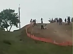 Зрительница и подросток находятся в больнице: СК прокомментировал ситуацию с выбежавшей перед гонщиком на мотокроссе в Крымске женщиной