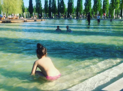 Краснодарцы спасаются от жары в фонтане парка Галицкого