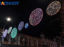 В Краснодаре власти заставили бизнес украшать магазины и кафе без разноцветных гирлянд