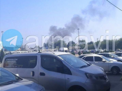 В Армавире загорелось здание рядом с «Красной Площадью»