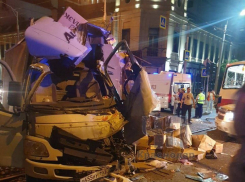 В Краснодаре грузовик влетел в трамвай с пассажирами 