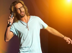 Певец Томас Нэвергин пытался покинуть «Новую волну» в Сочи на чужом велосипеде