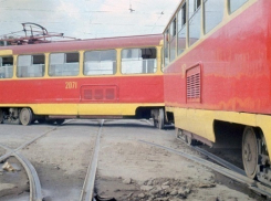 В Краснодаре пенсионерка выпала из трамвая и сломала позвоночник