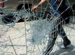 В Краснодаре хулиганы разбили стекло в остановочном павильоне