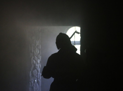 В Сочи потушили крупный пожар в бараке 